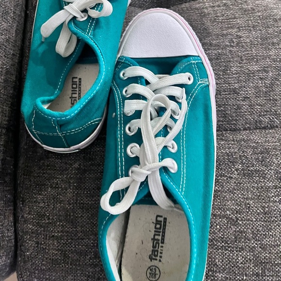 Stylish Dark Green Canvas Sneakers – Size 9 (US) / 43 (EU) - Picture 3 of 14